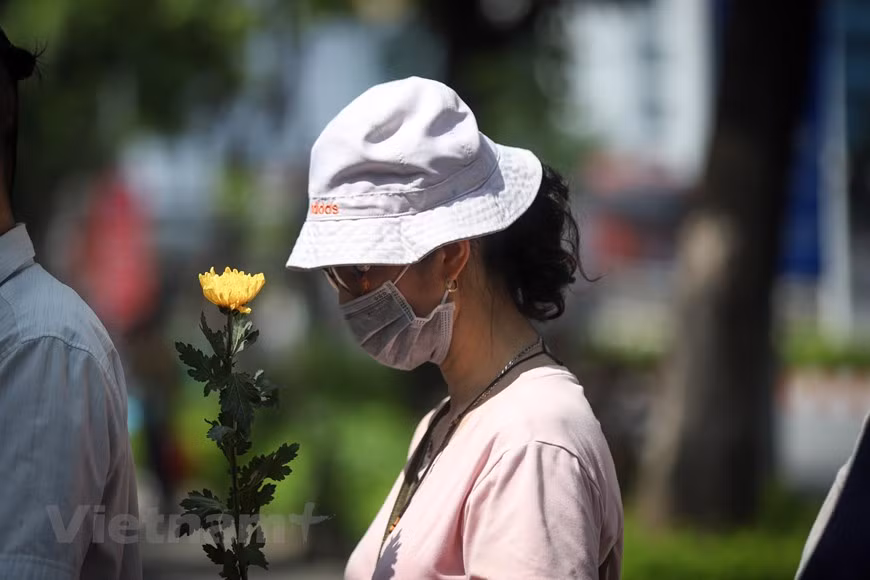 Le Thi Kim Tue has travelled nearly 70km from her home in Ba Vi, a suburban district of Hanoi, by motorbike to the Japanese embassy to pay her respect to late Prime Minister Abe Shinzo after hearing the embassy opened a condolence book for him. 'Although I only know about him via television, I have great respect for him for all the good things he has done for Vietnam. He is a great friend of Vietnamese people,' Tue said while waiting for her turn to pay respect to the late Japanese Prime Minister in front of the embassy. Her feeling is shared by many Vietnamese. (Photo: VietnamPlus)