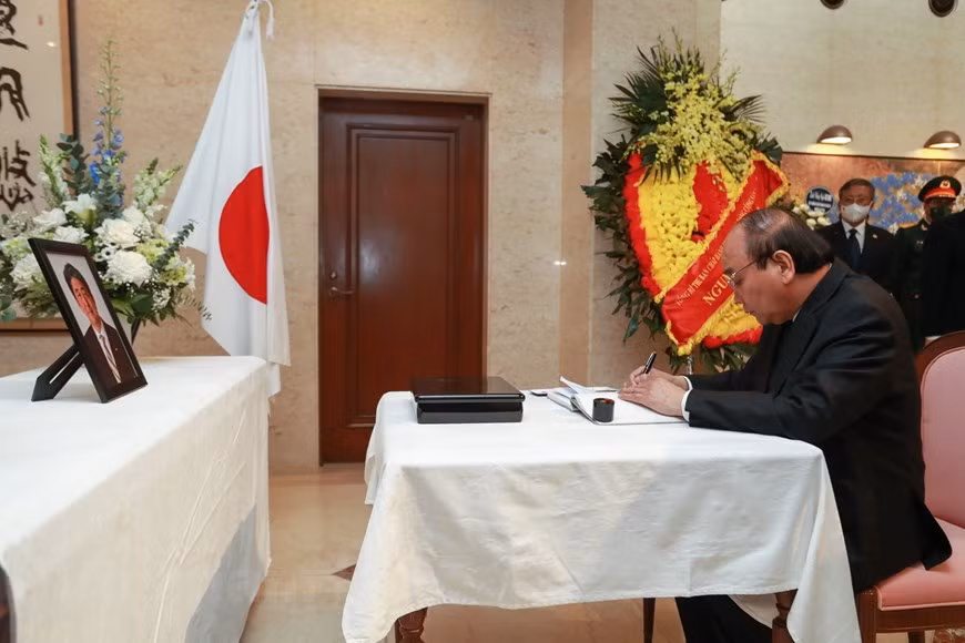 President Nguyen Xuan Phuc writes in the condolence book, sharing his sorrow and sympathy with the Japanese people over the death of former Prime Minister Abe Shinzo. The incident has stunned Japanese people worldwide, including in Vietnam, as Abe, Japan's longest-serving prime minister, had a special relationship with the Southeast Asian nation. Abe visited Vietnam many times during his terms of office, from 2006 to 2007 and again from 2012 to 2020. In an interview granted to the Vietnam News Agency (VNA) in February 2019, Prime Minister Abe said in the mind of the Japanese that Vietnamese people are very hardworking, intelligent, highly patient, and have warm hearts. (Photo: VietnamPlus)
