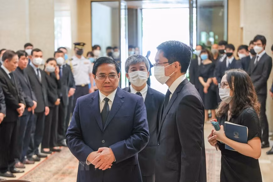 According to an announcement by the Embassy of Japan in Vietnam, the condolence book for late Prime Minister Abe Shinzo is open for mourners from 9 am to 5:15 pm on July 11 and 12. The venue is the main hall of the embassy's headquarters at No. 27 Lieu Giai street, Ba Dinh district, Hanoi. People coming to pay respect are requested to bring their identity cards to present when entering and exiting the embassy. The former Prime Minister Abe Shinzo passed away at Nara Medical University in Nara prefecture on July 8 after being shot from behind while campaigning for a candidate of the ruling Liberal Democratic Party (LDP). (Photo: VietnamPlus)