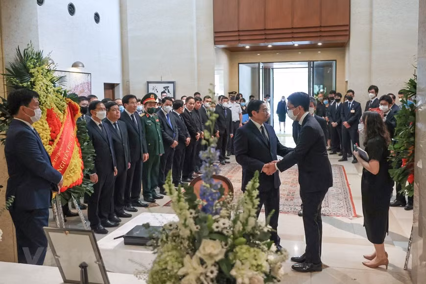 Prime Minister Pham Minh Chinh offers sympathy to the chargé d'affaires ad interim at the Japanese embassy in Vietnam over the death of former Prime Minister Abe Shinzo. The former Prime Minister was shot from behind while campaigning for a candidate of the ruling Liberal Democratic Party (LDP) in Nara prefecture on July 8. He passed away at Nara Medical University the same day. Prime Minister Chinh expresses the deep sorrow of the leaders and people of Vietnam over the death of the former Prime Minister. Furthermore, on behalf of the Party, State and people of Vietnam, Prime Minister Chinh offers the deepest condolences to the Liberal Democratic Party, the Government and the people of Japan, and the family of late Prime Minister Abe. (Photo: VietnamPlus)