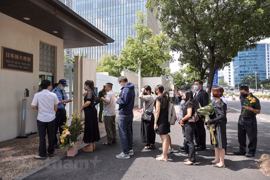 Many Vietnamese people have queued up in front of the Japanese embassy in Hanoi to wait for their turn to pay tribute to late Prime Minister Abe Shinzo. For the Vietnamese, former Japanese Prime Minister Shinzo Abe is always a close friend who made significant contributions to developing and elevating the friendship and close relationship between the two countries. In an interview granted to the Vietnam News Agency (VNA) in February 2019, Prime Minister Abe said in the mind of the Japanese, that Vietnamese people are very hardworking, intelligent, highly patient, and have warm hearts. During his time in office, he visited Vietnam four times, in November 2006, January 2013, January 2017, and November 2017 showing his strong emphasis on strengthening the extensive strategic partnership between the two countries. (Photo: VietnamPlus)