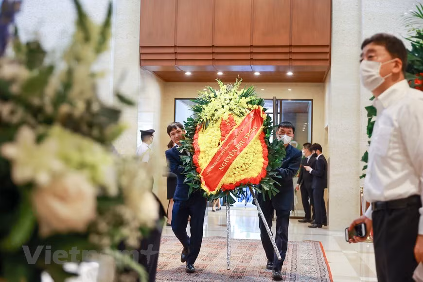 Prime Minister Pham Minh Chinh comes to the Japanese embassy in Hanoi to pay tribute to late Prime Minister Abe Shinzo. Former Prime Minister Abe Shinzo made great contributions to developing relations between Vietnam and Japan for the sake of their people and peace, prosperity, cooperation and development in the region and the world. During his term of office as Prime Minister of Japan, Abe visited Vietnam many times. In an interview granted to the Vietnam News Agency (VNA) in February 2019, Abe, the Prime Minister of Japan at the time, said thanks to Doi Moi (Reform), the Vietnamese economy developed dynamically. (Photo: VietnamPlus)