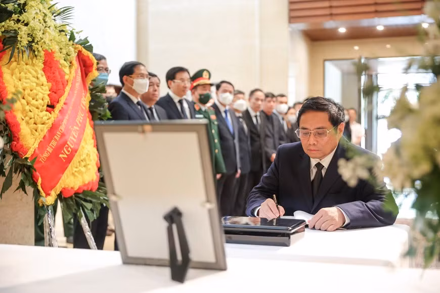 Prime Minister Pham Minh Chinh writes in the condolence book at the Japanese embassy in Hanoi. He expresses the deep sorrow of the leaders and people of Vietnam over the death of former Prime Minister Abe Shinzo, who he says is a close and great friend of Vietnam. On behalf of the Party, State and people of Vietnam, Prime Minister Chinh offers the deepest condolences to the Liberal Democratic Party, the Government and the people of Japan, and the family of late Prime Minister Abe. The death of the late Prime Minister Abe Shinzo is a great loss for Japan and the international community, including Vietnam, Chinh writes in the condolence book. (Photo: VietnamPlus)