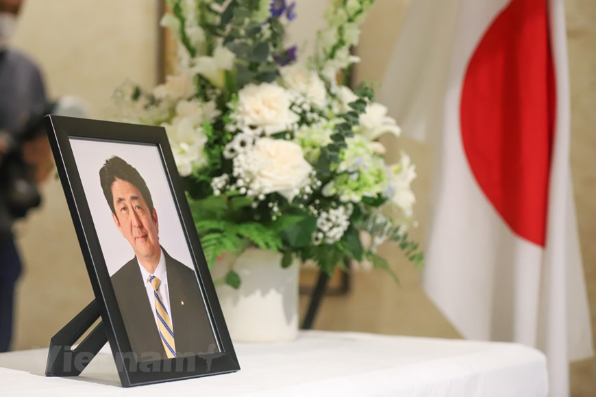 The Japanese Embassy in Vietnam opened a condolence book on July 11 and 12 for local people to pay tribute to late Japanese Prime Minister Abe Shinzo. The former Prime Minister was shot from behind while campaigning for a candidate of the ruling Liberal Democratic Party (LDP) in Nara prefecture on July 8. He passed away at Nara Medical University the same day. Abe, 67, was Japan's longest-serving prime minister. He served as Prime Minister from 2006 to 2007 and again from 2012 to 2020. The incident stunned the Japanese and people from around the world, including Vietnam, as Abe had a special relationship with the Southeast Asian nation. (Photo: VietnamPlus)