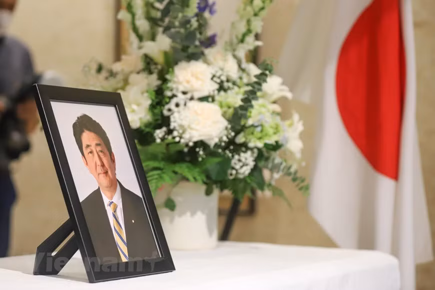 The Japanese Embassy in Vietnam opened a condolence book on July 11 and 12 for local people to pay tribute to late Japanese Prime Minister Abe Shinzo. The former Prime Minister was shot from behind while campaigning for a candidate of the ruling Liberal Democratic Party (LDP) in Nara prefecture on July 8. He passed away at Nara Medical University the same day. Abe, 67, was Japan's longest-serving prime minister. He served as Prime Minister from 2006 to 2007 and again from 2012 to 2020. The incident stunned the Japanese and people from around the world, including Vietnam, as Abe had a special relationship with the Southeast Asian nation. (Photo: VietnamPlus)