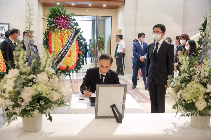 Le Hoai Trung, Head of the Commission for External Relations of the Party Central Committee, arrives at the Japan Embassy in Hanoi to pay tribute to late Prime Minister Abe Shinzo and writes in the condolence book. The death of the former Prime Minister incident has stunned not only Japanese people but also all around the world, including in Vietnam, as Abe, Japan's longest-serving prime minister, had a special relationship with the Southeast Asian nation. Abe visited Vietnam many times during his terms of office, from 2006 to 2007 and again from 2012 to 2020. Abe visited Vietnam four times, in November 2006, January 2013, January 2017, and November 2017 showing his strong emphasis on strengthening the extensive strategic partnership between the two countries. (Photo: VietnamPlus)