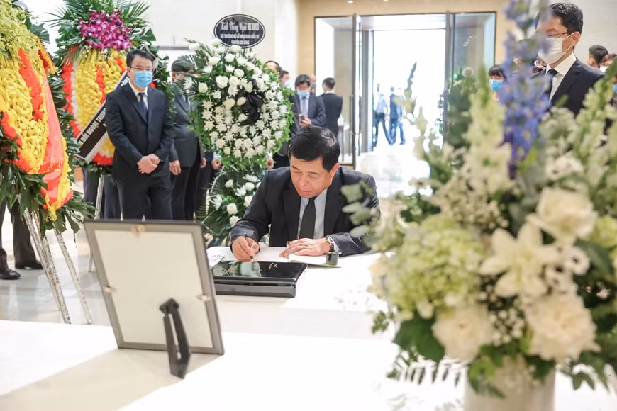 Minister of Planning and Investment Nguyen Chi Dung writes in the condolence book at the Japanese embassy in Hanoi, expressing his sorrow over the death of former Prime Minister Abe Shinzo. While serving as Prime Minister, Abe prioritised promoting the provision of official development assistance (ODA) for and ramping up trade-investment cooperation with Vietnam. Statistics show that Japanese capital for Vietnam sometimes amounted to 7 billion USD a year between 2010 and 2020. Vietnam-Japan relations have been at an unprecedented good stage since 2015, with ties developing across all aspects and recording substantive results. These results can be attributed to the joint efforts of the people and generations of leaders of the two countries, especially Abe in his role as Prime Minister. (Photo: VietnamPlus)