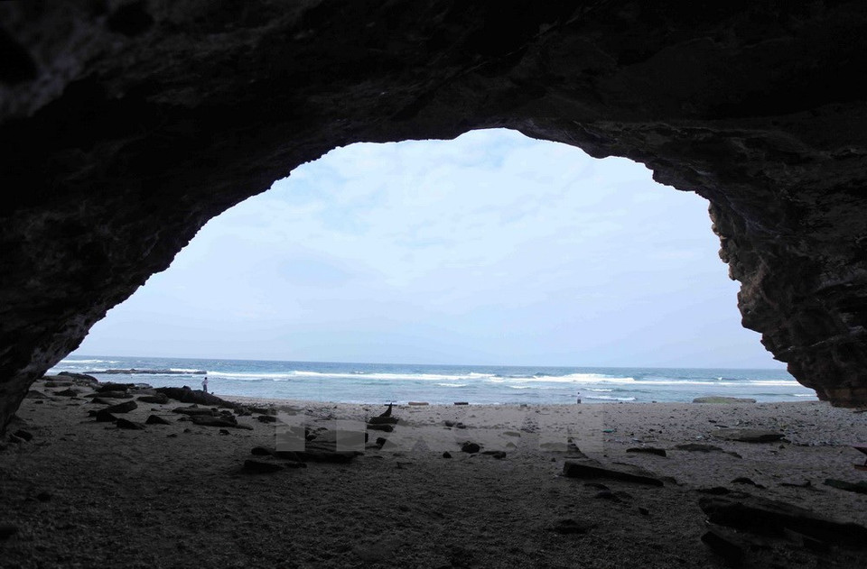 Looking from the inside, Cau cave is like an eye looking toward the vast sea (Photo: VNA) 