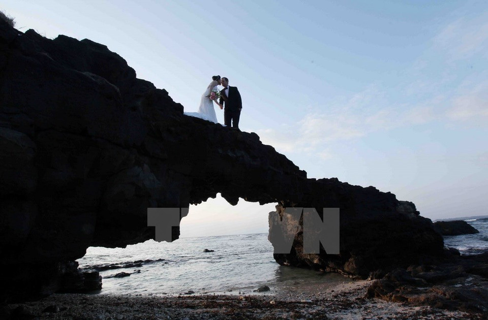 To Vo ​gate is formed from volcano lava, the result of millions of years of volcanic activity here. Around To Vo ​gate is a black lava ground of strange shapes prominent on the clear water of Ly Son island, attracting numerous tourists (Photo: VNA)