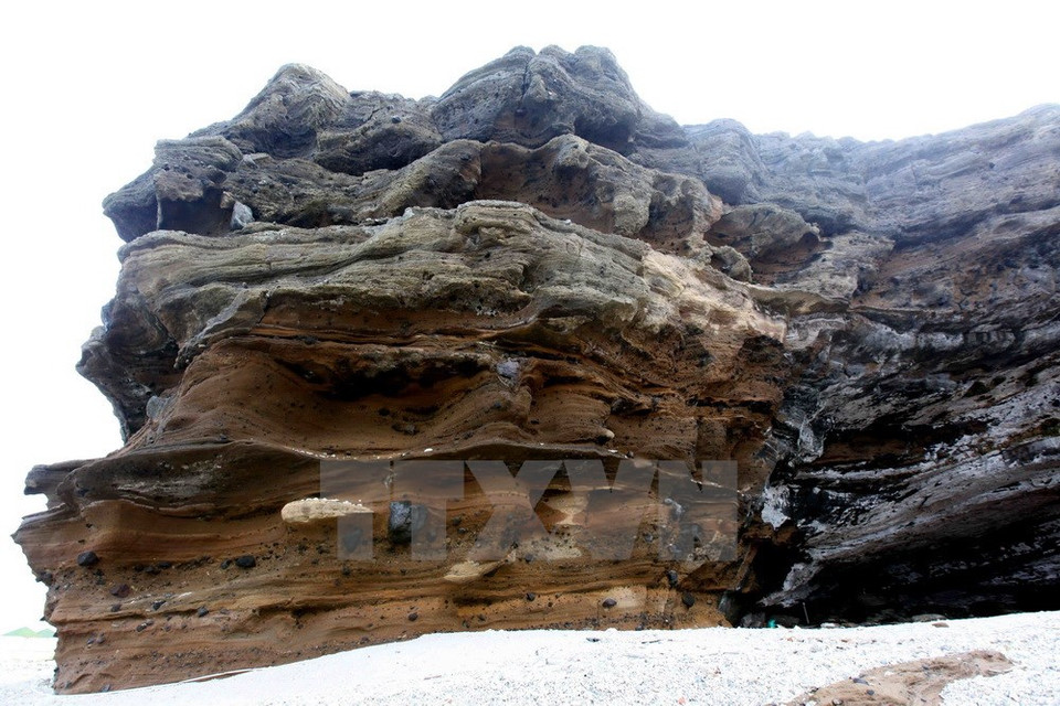 The cave is worn-out by sea waves and winds that creat​e unique shapes (Photo: VNA) 