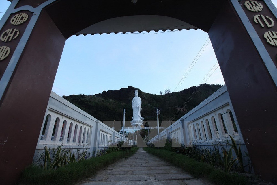 Entrance to main gate of Duc pagoda (Photo: VNA) 