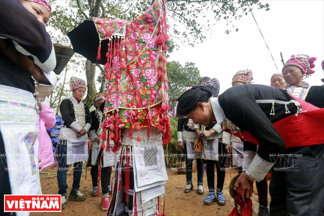 According to Dao custom, the groom is not present in the bridal procession but in return, many wedding formalities showing his family’s respect for the bride are held at the groom’s home. (Photo: VNA)