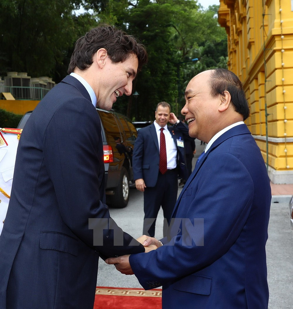 Prime Minister Nguyen Xuan Phuc welcomes his Canadian counterpart Justin Trudeau on November 8 afternoon (Photo: VNA)