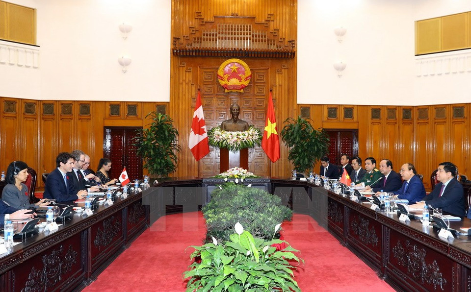 The two PMs hold talks following the welcoming ceremony on November 8 afternoon (Photo: VNA)