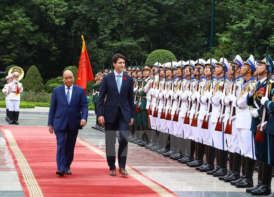 Prime Minister Nguyen Xuan Phuc and his Canadian counterpart Justin Trudeau inspect the guards of honour. (Photo: VNA)