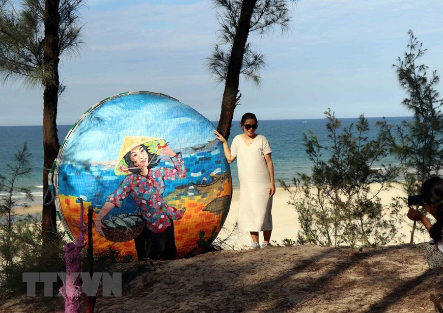 They reflect the painters’ feelings for the land and its culture, as well as fishermen’s life (Photo: VNA)