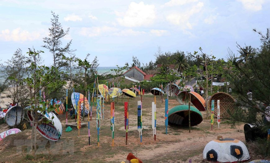 Paintings on the familiar tools of local fishermen were made by artists from Hanoi, Ho Chi Minh City and Quang Nam (Photo: VNA) 