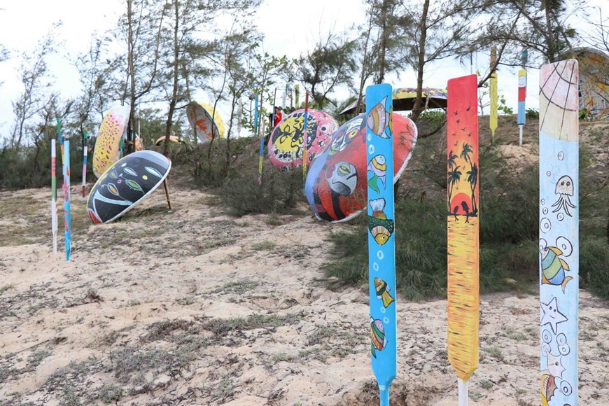 Over 200 coracles and paddles covered with colourful paintings are on display along Tam Thanh beach in Tam Ky city, the central province of Quang Nam, starting June 13 (Photo: VNA)