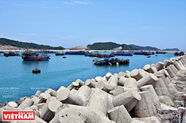 Visitors can experience fishing and seafood processing activities on Co To island. (Photo: VNP/VNA)