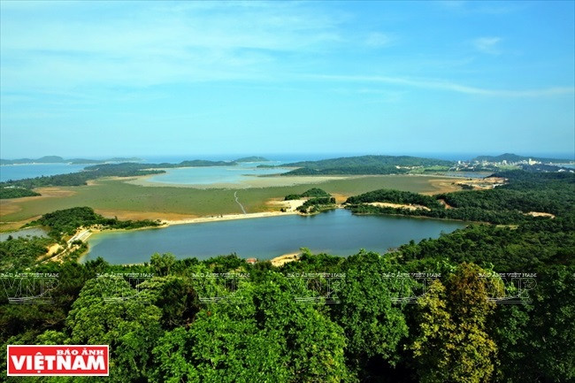 Co To island seen from the top of the Lighthouse. (Photo: VNP/VNA)