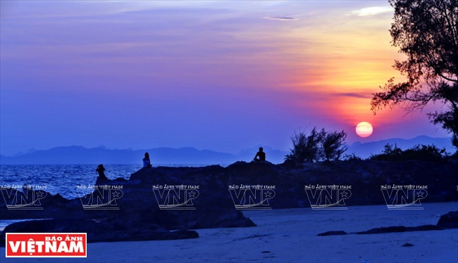 While Hong Van beach and Mong Rong Rock Area are places to enjoy beautiful sunrise, Van Chay beach at the end of Big Co To island is a very poetic and peaceful place to watch sunset. (Photo: VNP/VNA