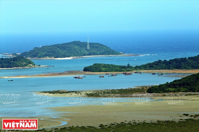 From the Lighthouse, tourists can see Small Co To and Thanh Lan islands, home to enchanting golden sand beaches. (Photo: VNP/VNA)