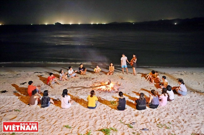 Co To Island fascinates visitors by its pristine beaches with white sand and clean, clear water, beautiful scenery. Co To’s majestic nature is the combination of forest, sea, fishing village and especially the hospitable islanders. (Photo: VNP/VNA)