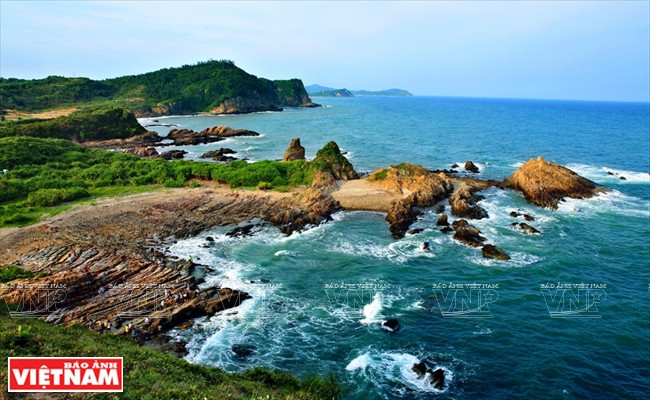 Located in Co To, Mong Rong (Dragon Claw) Rock Area is a favourite destination for visitors to the island.The rocky area, also called Cau Mi, covers more than 40 hectares, stretching two kilometres northeast to southwest of the island. It has large rocks and mountains reaching out to the sea which look like dragon claws, and thus is called Mong Rong. (Photo: VNP/VNA)