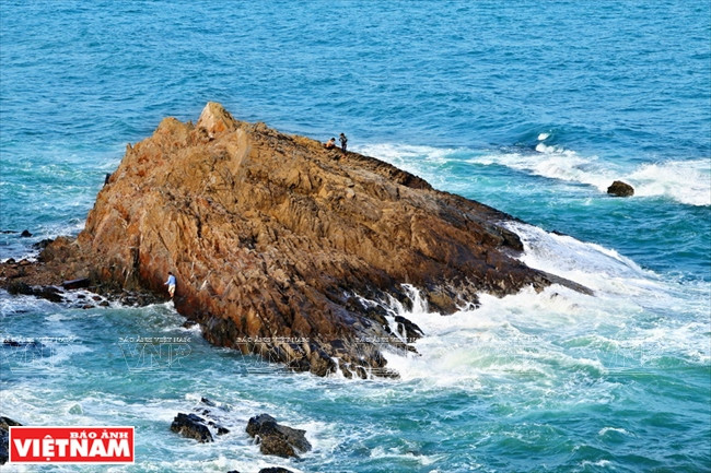 Local said the rocky shore has a shape like a dragon claw, hence the name 'Mong Rong' (Photo: VNA)