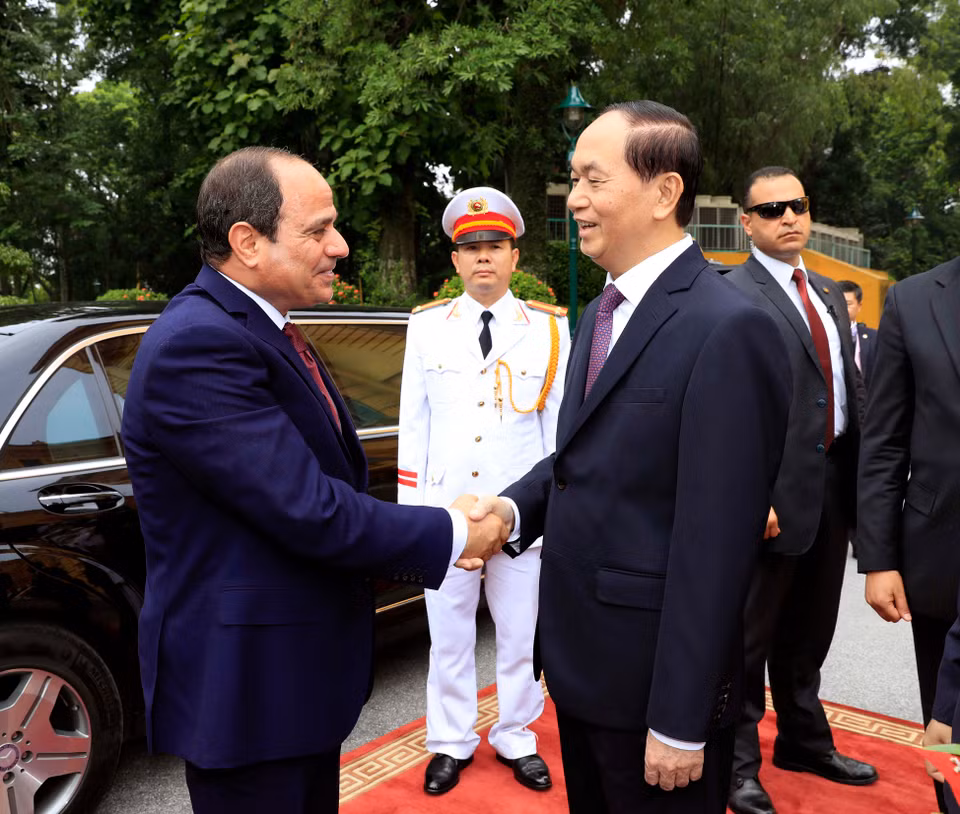 President Tran Dai Quang (R) welcomes his Egyptian counterpart Abdel Fattah el-Sisi in Hanoi on September 6 (Photo: VNA)