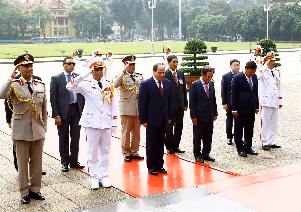 President Abdel Fattah el-Sisi pays tribute to President Ho Chi Minh at the Vietnamese late leader's mausoleum in Hanoi (Photo: VNA)