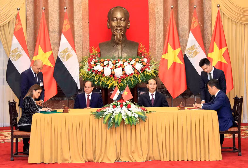 Presidents Tran Dai Quang and Abdel Fattah el-Sisi witness the signing of cooperation agreements after their talks (Photo: VNA)