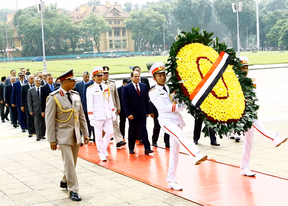 President Abdel Fattah el-Sisi lays a wreath and pays tribute to Vietnam's late President Ho Chi Minh (Photo: VNA)
