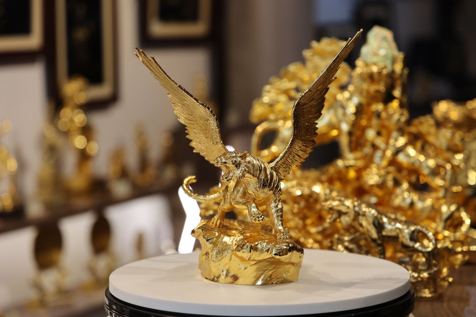 Each souvenir shop receives 22-25 orders a day on average. (Photo: Tintuc/VNA)