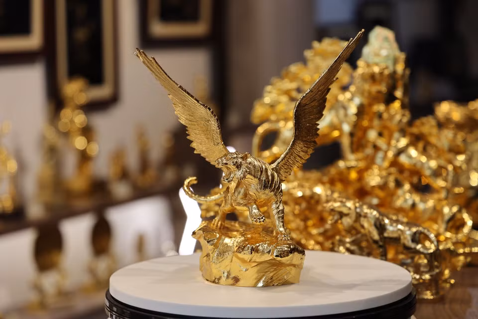 Each souvenir shop receives 22-25 orders a day on average. (Photo: Tintuc/VNA)