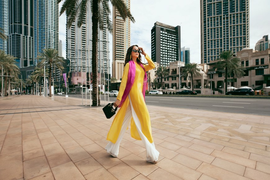 Beauty queens in Ao Dai adorn Dubai streets. (Photo: Vietnam+)