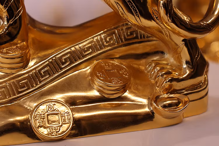 24K gold-plated tiger sculpture is a valuable and luxurious souvenir on the occasion of the Lunar New Year of the Tiger. (Photo: Tintuc/VNA)