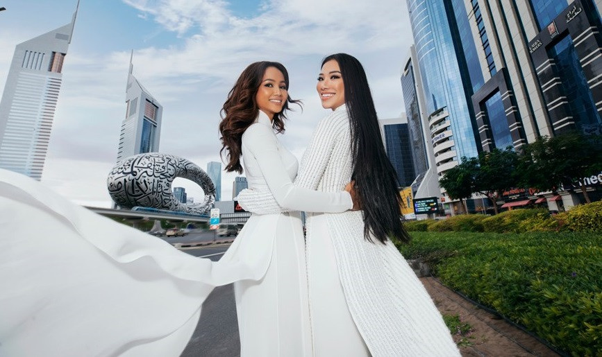 Miss Universe Vietnam 2017 and top five Miss Universe 2018 H’Hen Nie and Nguyen Huynh Kim Duyen, the runner-up of Miss Universe Vietnam 2019, show their curves in the traditional dresses. (Photo: Vietnam+)