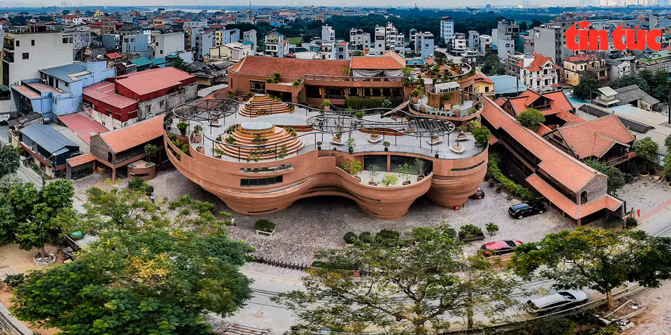 Visitors can take pictures, learn about pottery, shop for products or sip coffee to see Bat Trang from above. (Photo: Tintuc/VNA)