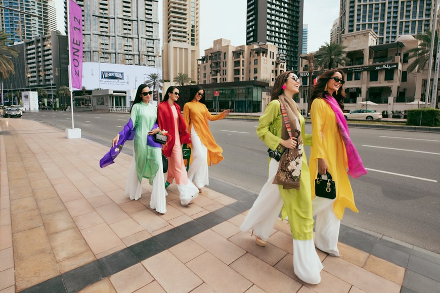 Beauty queens in Ao Dai collection by designer Vu Viet Ha. (Photo: Vietnam+)