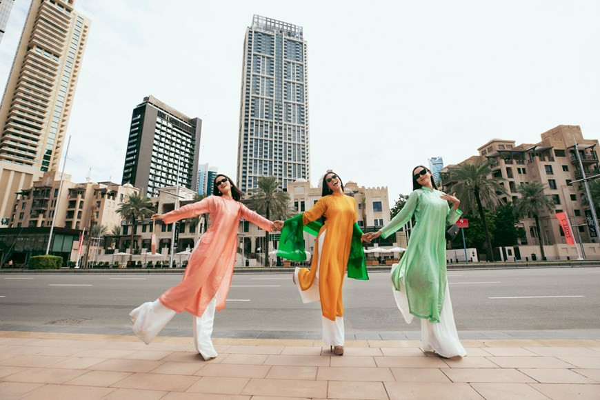 Vietnamese beauties shine in Ao Dai designs (Photo: Vietnam+)
