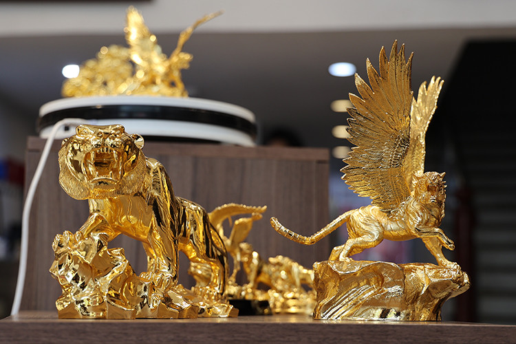 Lunar New Year (Tet) is the most important festival of the year and the occasion for Vietnamese people to give gifts to loved ones. With the year of the Tiger starting on February 1, many choose gold plated tigers as Tet gifts. (Photo: Tintuc/VNA)