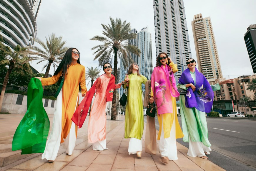 Beauty queens in elegant Ao Dai dresses walk the streets of Dubai while they were in the United Arab Emirates for a programme to promote Vietnamese culture. (Photo: Vietnam+)