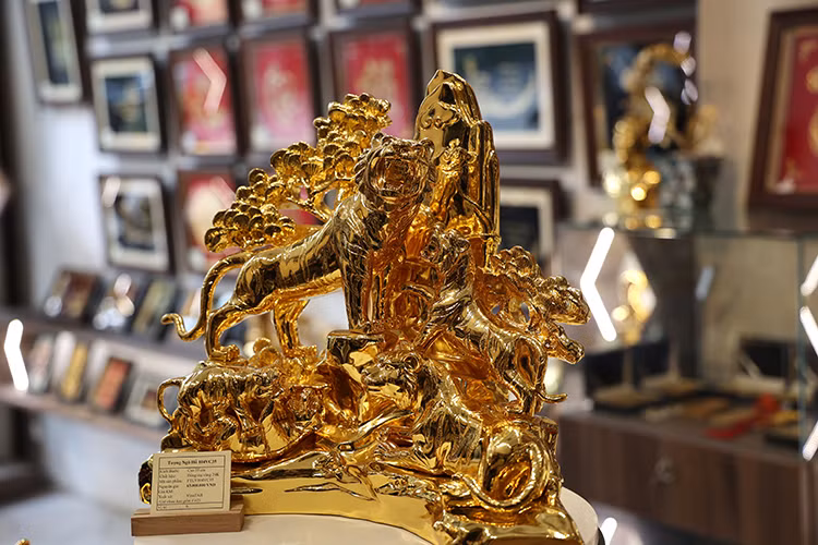 Year of the Tiger is supposed to bring power and prosperity, and artisans said they tried to reflect this in their work. (Photo: Tintuc/VNA)