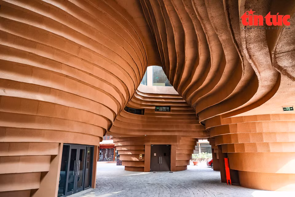 Multi-faceted curves impress visitors from the very first steps. (Photo: Tintuc/VNA)