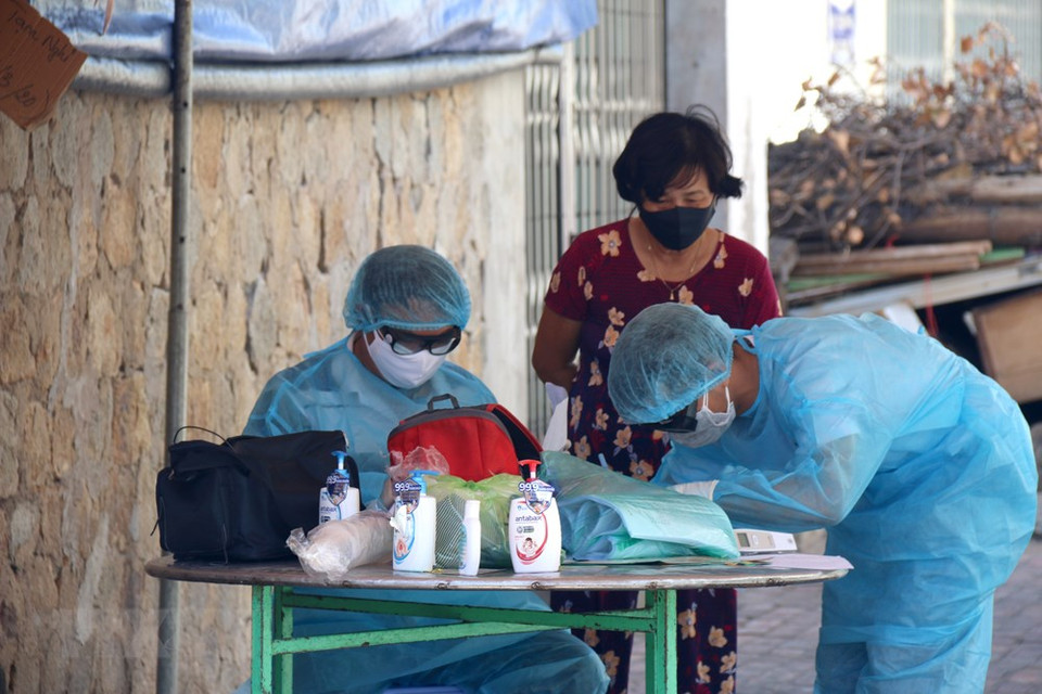 People under quarantined are checked temperature every day (Photo: VNA)