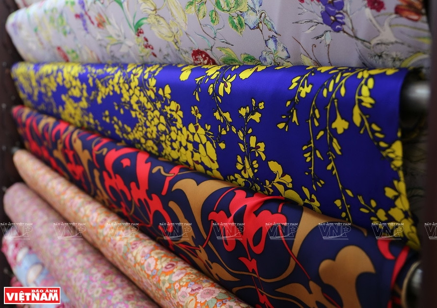 High-grade silk made in Van Phuc village (Photo: VNA)