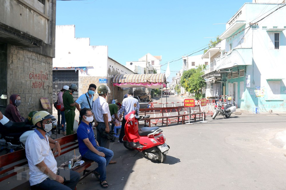 Outsiders are not allowed to enter the quarantined areas (Photo: VNA)