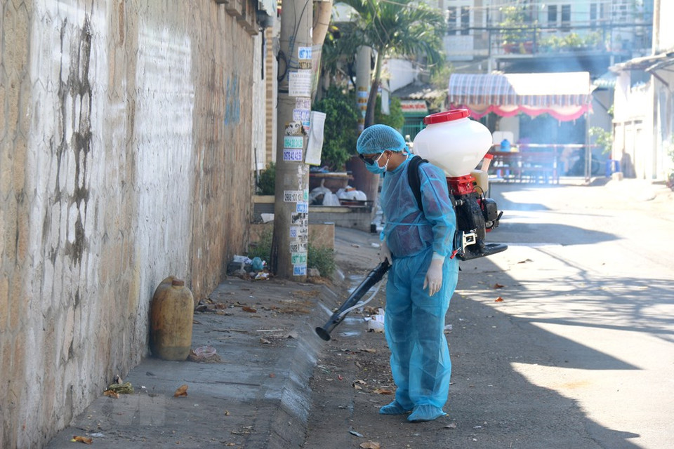 The quarantined areas are disinfected twice a day (Photo: VNA) 