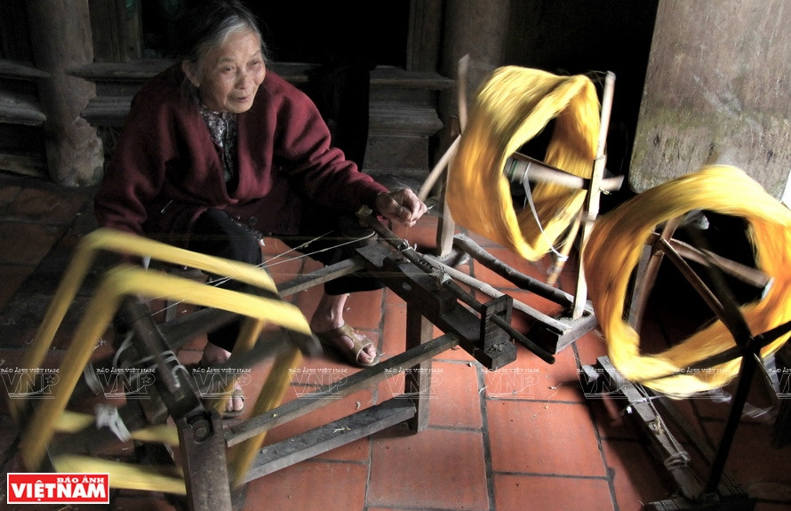 Spinning fibers at Co Chat silk village in Nam Dinh (Photo: VNA)